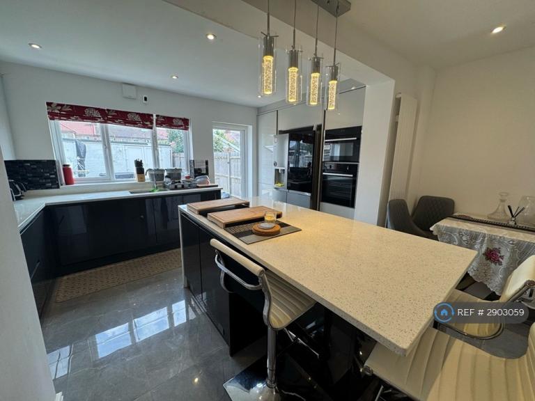 1 bedroom in Hartland Drive, Ruislip, HA4 (#2903059)