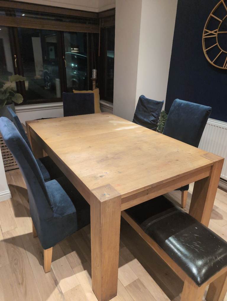 Wooden dinning room table with 4 chairs and bench