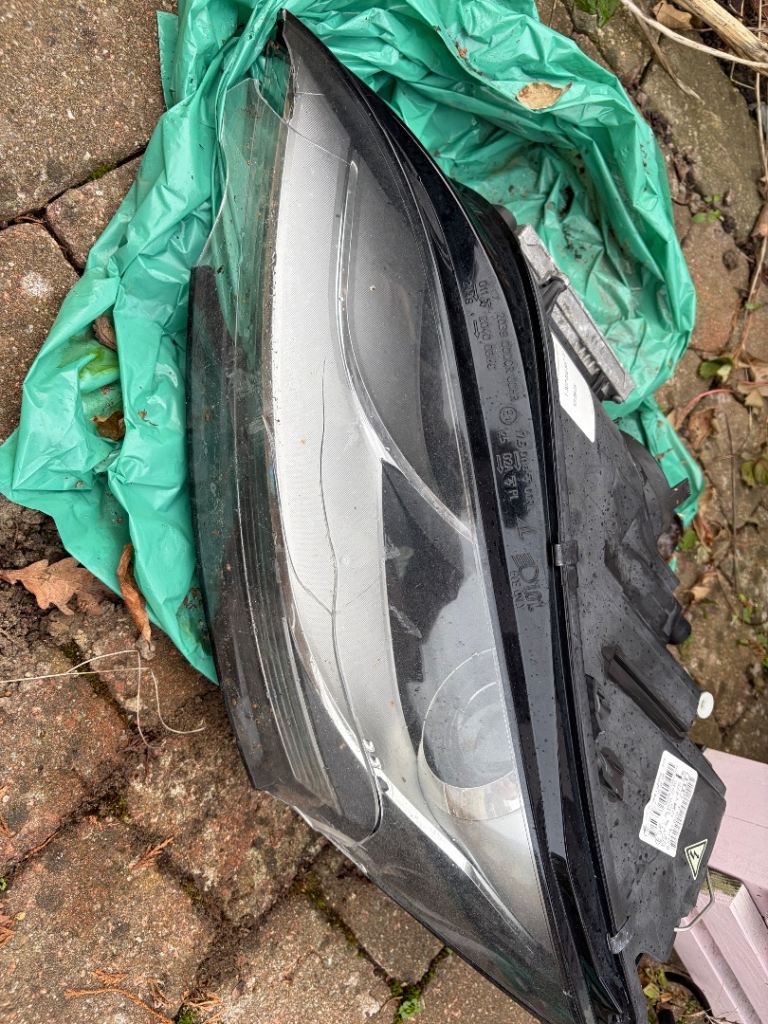 Audi TT, MK2, passenger headlight.