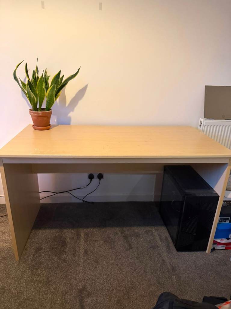 Large Desk – Good Condition