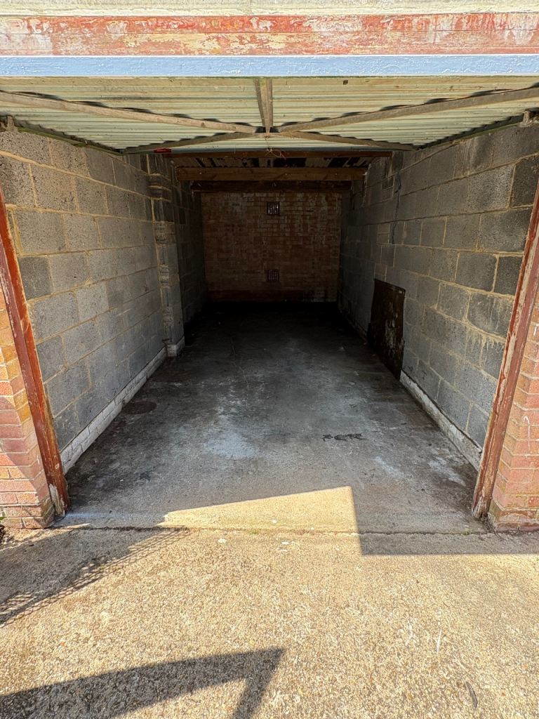 Garage space to rent 