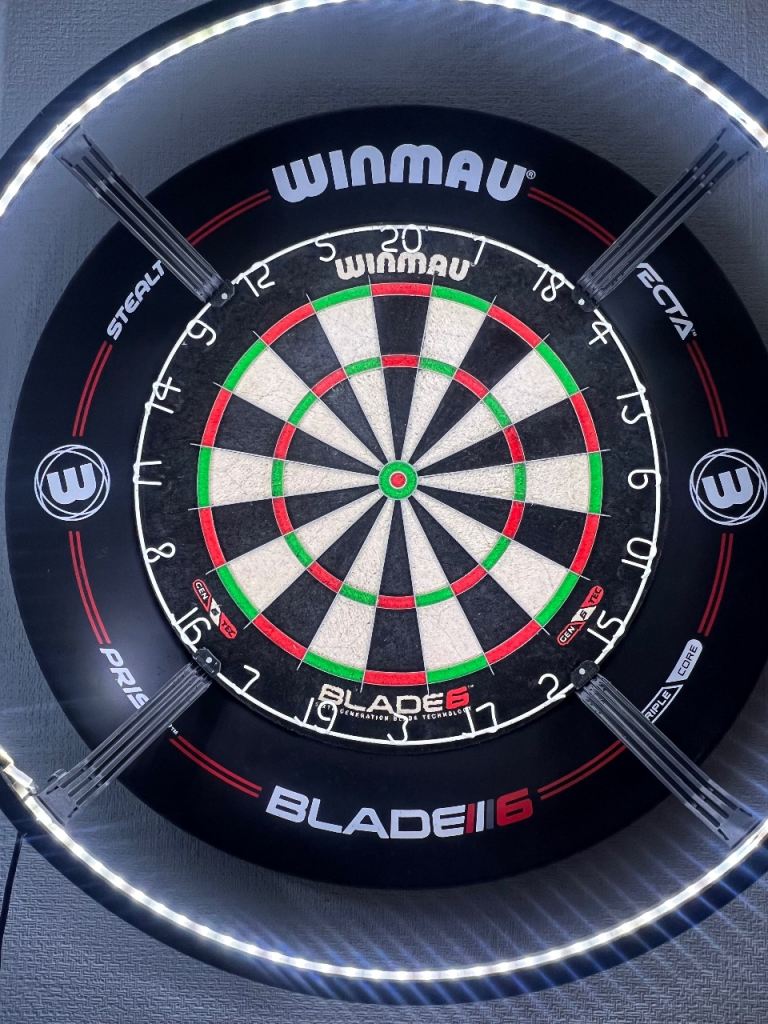 Winmau Blade 6 Dartboard with Surround