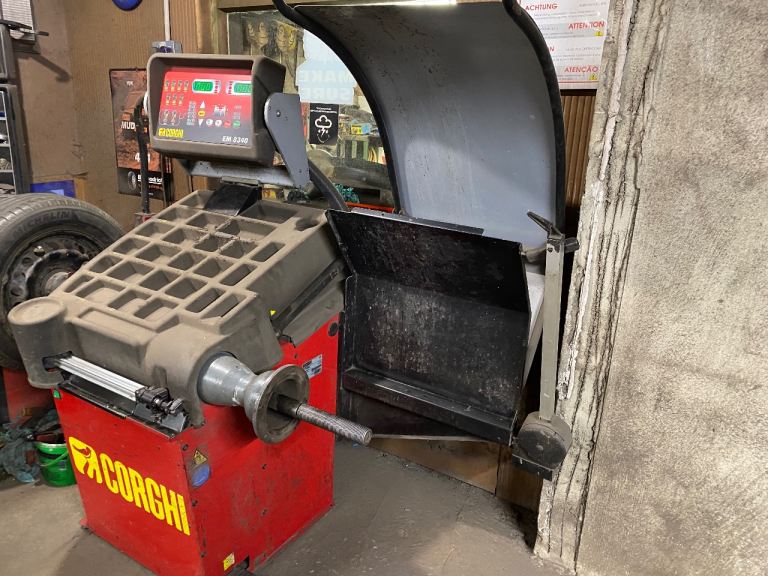 CORGHI EM8340 WHEEL BALANCER FOR PARTS OR REPAIR