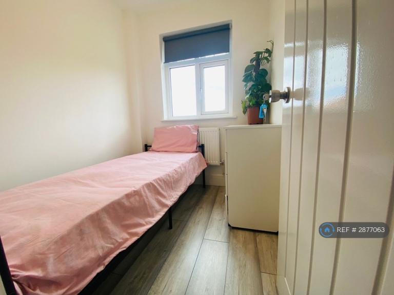 1 bedroom in Floriston Avenue, Uxbridge, UB10 (#2877063)