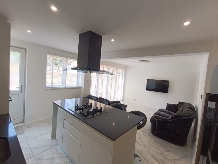 Beautiful 3 bedroom house +one study room , 2 bathroom in the heart of Colindale 