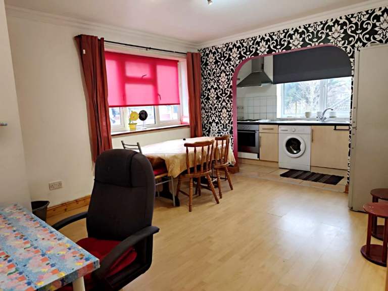 One bedroom 1st floor flat available to rent in Harrow on hill - Sheepcote Road