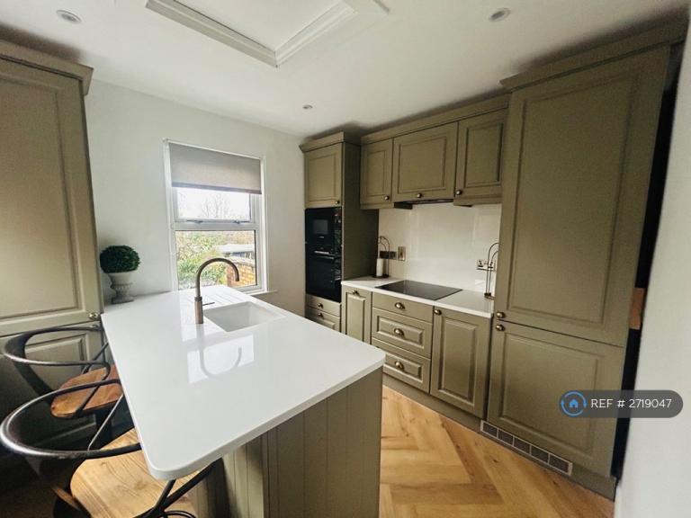 2 bedroom flat in Eastfield Road, Burnham (Near Taplow), SL1 (2 bed) (#2719047)