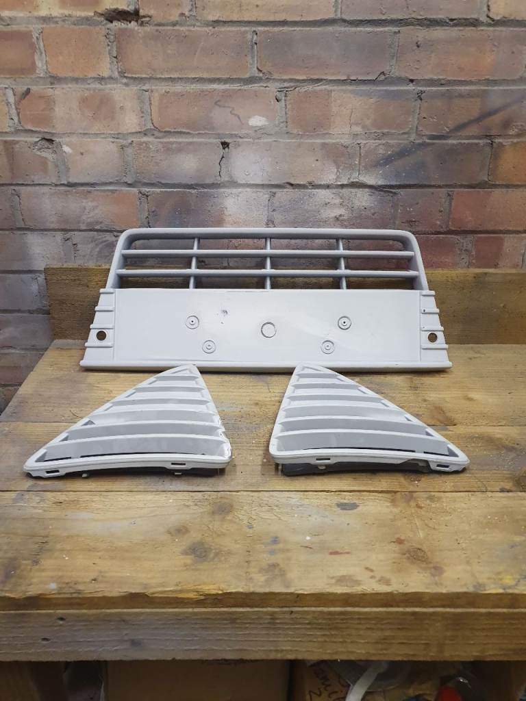 FORD,FOCUS MK3 TITANIUM X FRONT GRILLS AND BOTTOM SIDE GRILLS IN PRIMER 