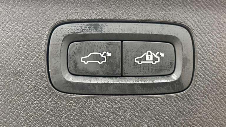 2025 Volvo XC90 Plus, T8 AWD Plug-in hybrid, Electric/Petrol, Dark, 7 Seats ( 360* Camera ) ESTAT...