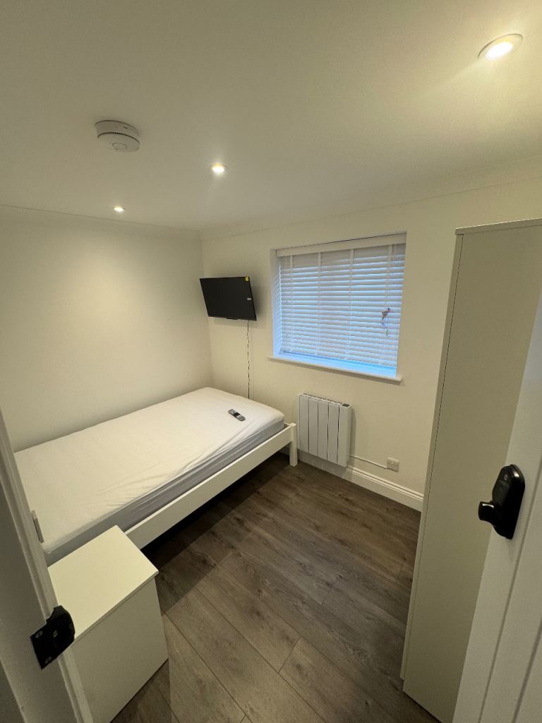 ⭐️ Double furnished room to let ⭐️ Fully refurbished. 