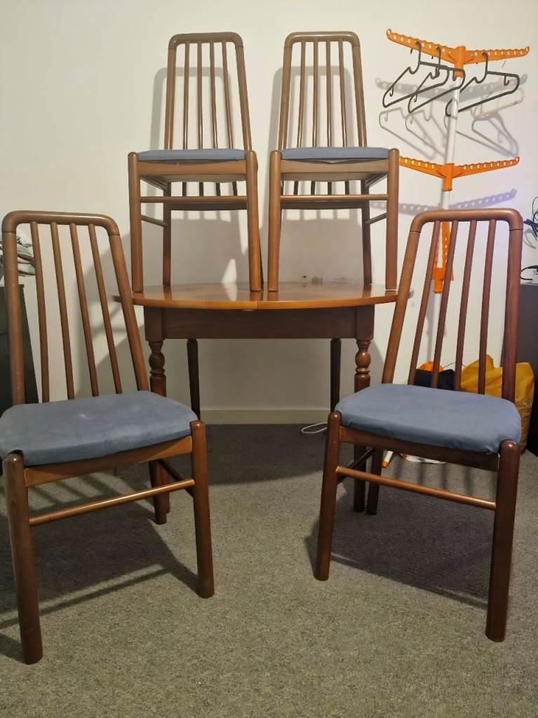 Round Extending Table & Chairs