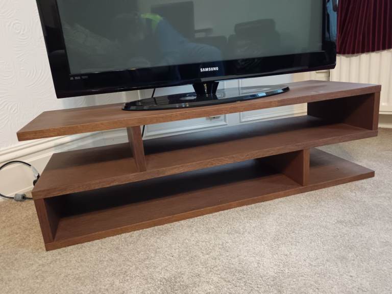 Very heavy well built tv stand 