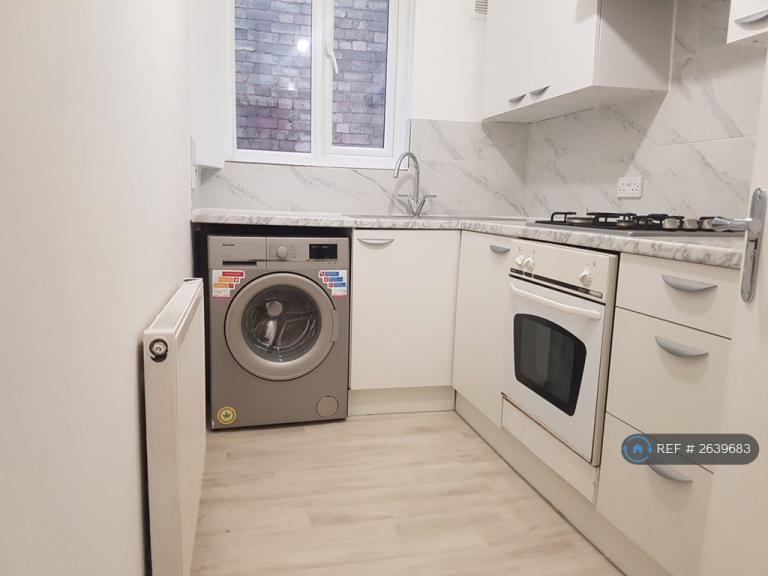 2 bedroom flat in Tottenham Lane, Crouch End, N8 (2 bed) (#2639683)