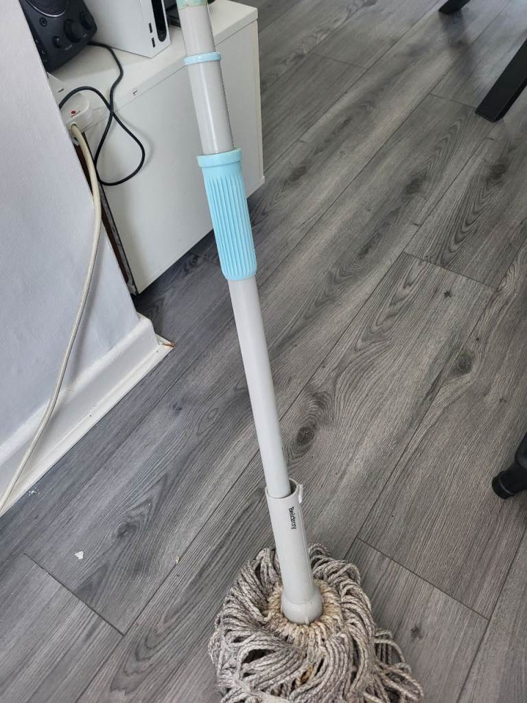 Twist and Lock Mop – Barely Used, Fully Working