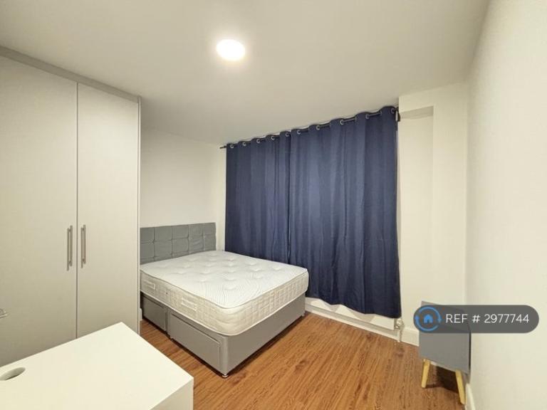 1 bedroom in Chelsea Close, Edgware, HA8 (#2977744)