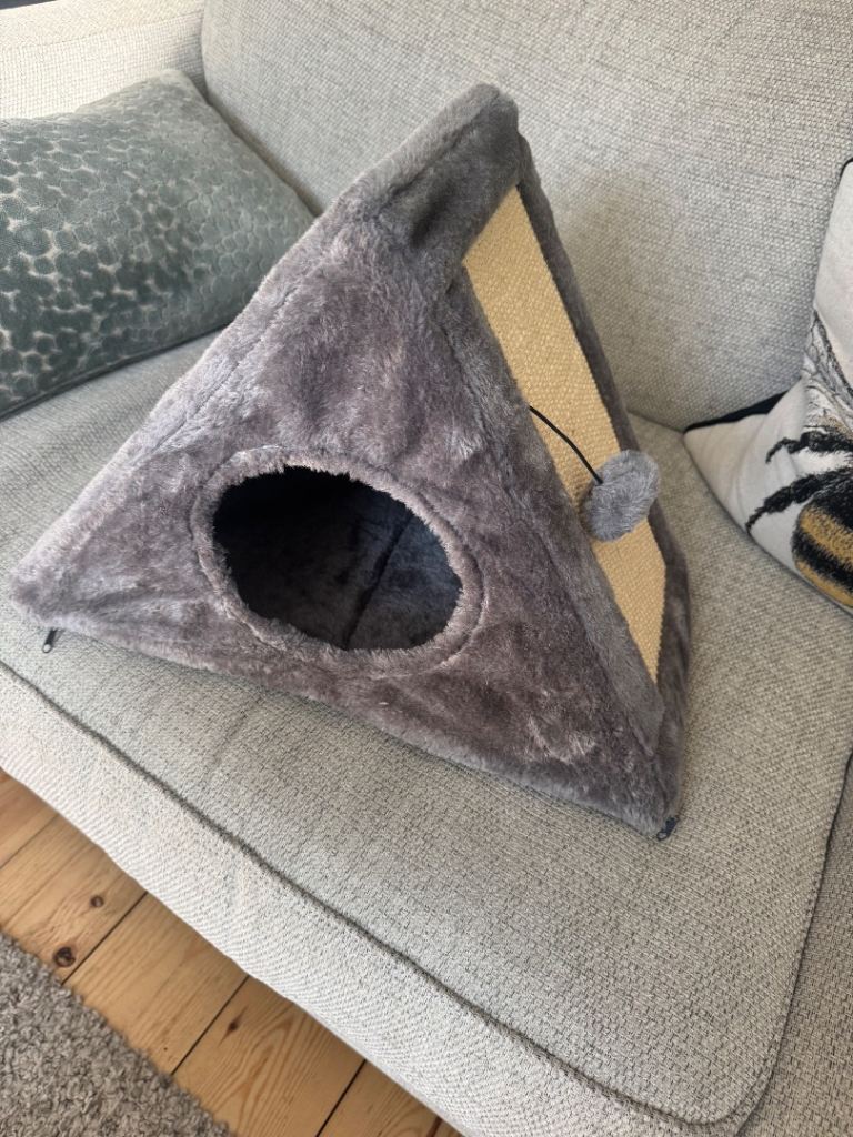 Triangular Cat bed 