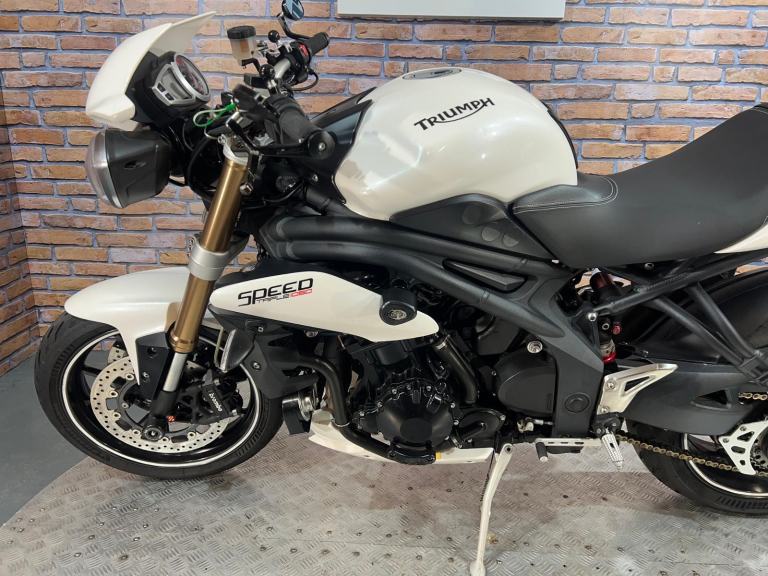 Triumph Speed Triple 1050 - EXCELLENT CONDITION - NATIONWIDE DELIVERY 