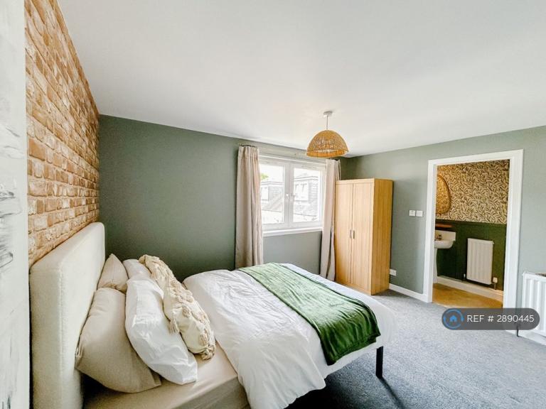 1 bedroom in Wester Drylaw Avenue, Edinburgh, EH4 (#2890445)