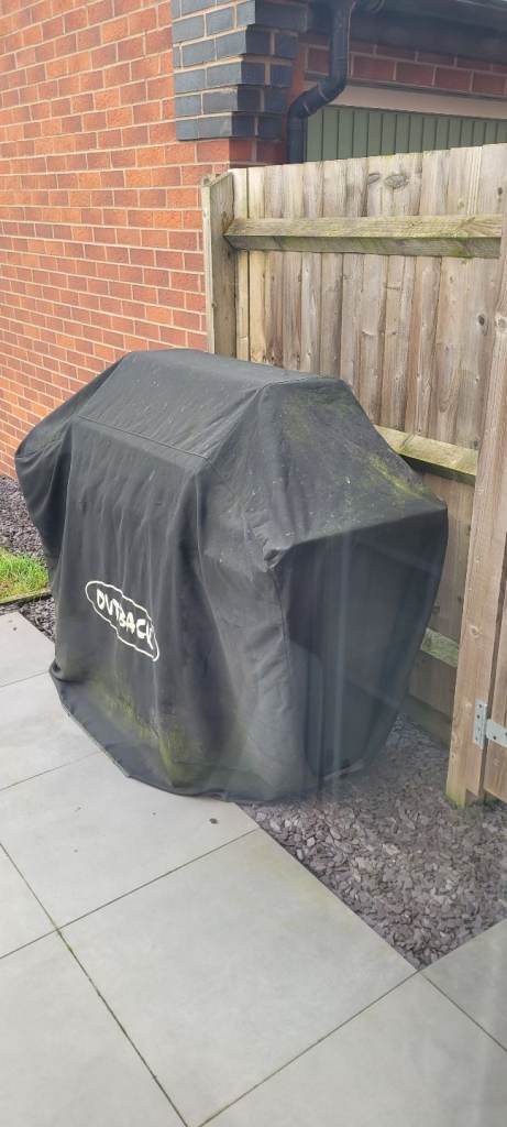 Bbq with full gas canister 