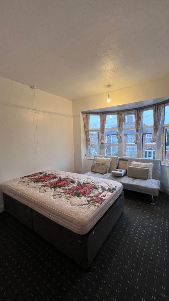 Available Single Large Room To Rent