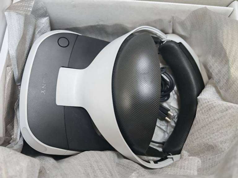 PlayStation 4 vr headset with camera comes boxed 
