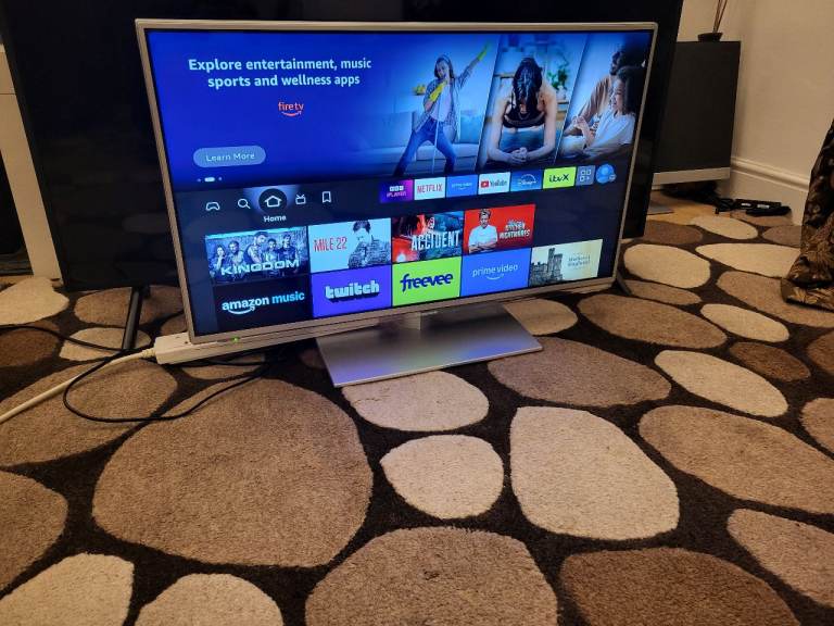 PANASONIC FHD LED SMART TV 32 INCH LIKE NEW