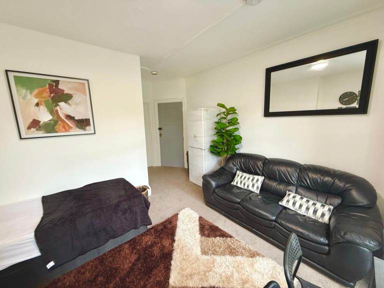 1/2 BEDROOM FLAT AVAILABLE FOR RENT