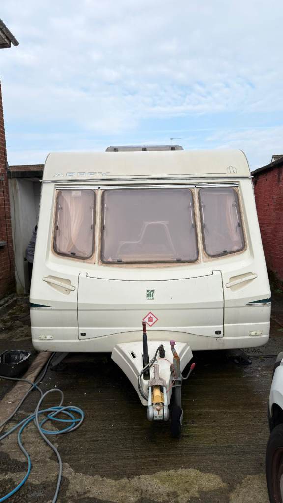 6 birth touring caravan - 2004 Abbey aventura