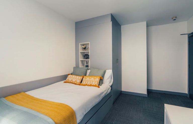 En-suite Double bed Leicester 