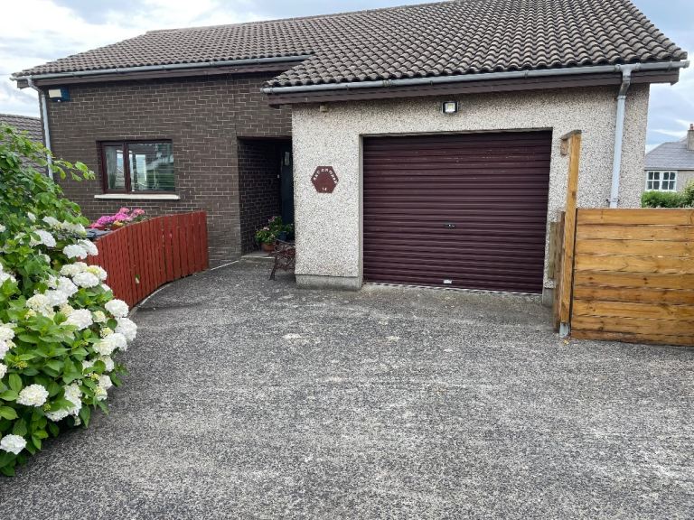 Holiday Rental house in Portstewart with 4 Bedrooms & 4 bathrooms $ 2 lounges & large garden