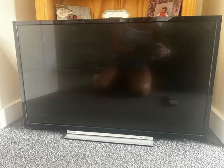 TOSHIBA Black LCD TV with Freeview Play – Good Condition