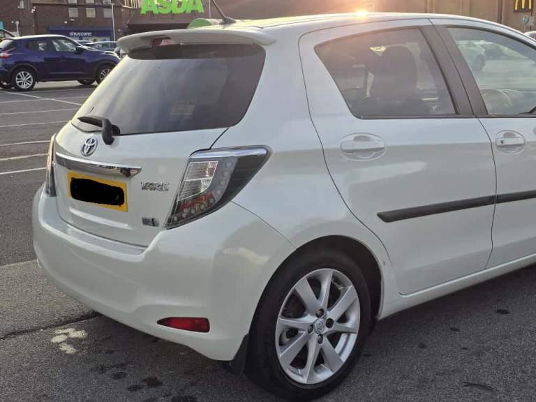 Automatic Toyota Yaris hybrid 1.5 VVT-CVT,5 Hatchback Petrol/Electric