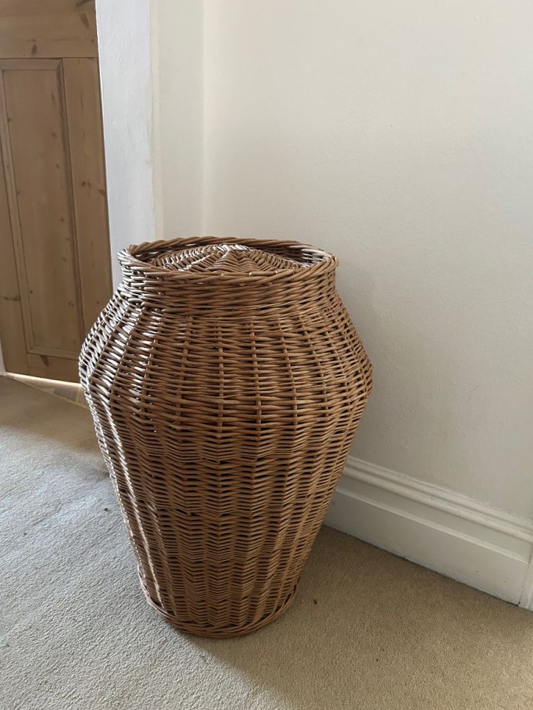 Wicker Laundry Basket with Lid – Good Condition