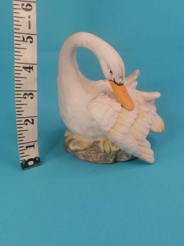 Vintage style, 5-inch height, Love swan sculpture. Home Decor. As seen.