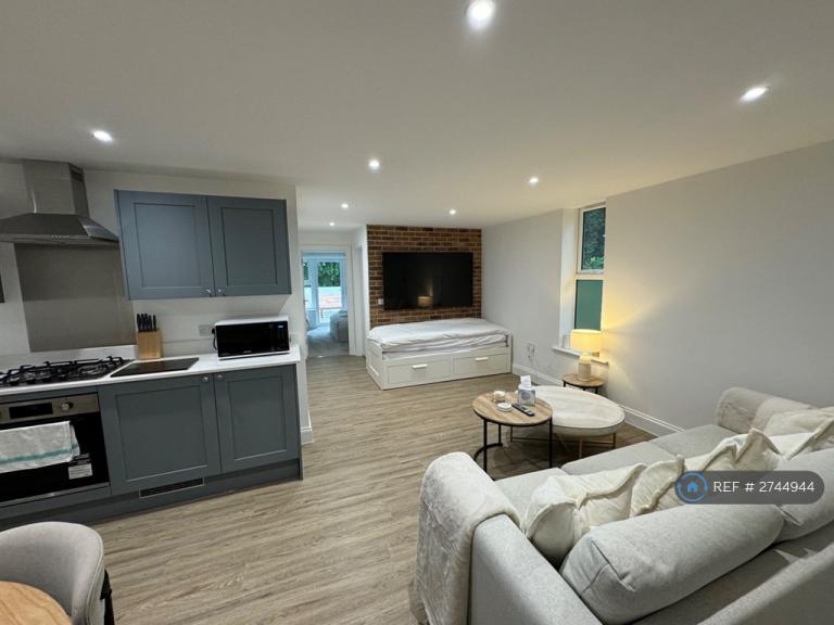 1 bedroom flat in Christchurch Road, Bournemouth, BH1 (1 bed) (#2744944)