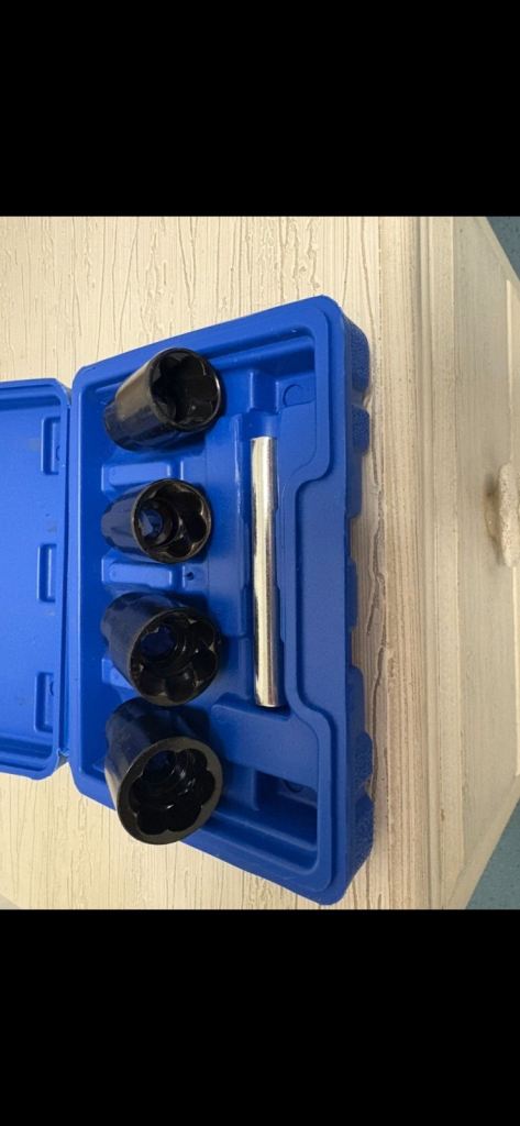 Wheel locking nut removal set