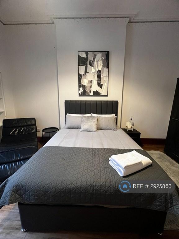 3 bedroom flat in Sauchiehall Street, Glasgow, G2 (3 bed) (#2925863)