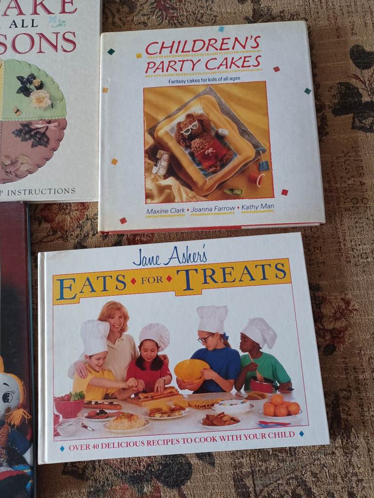 Novelty cake decorating books