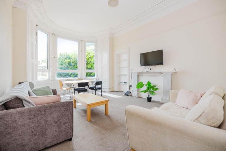 Stunning, 5 bedroom, HMO flat with large lounge, in Prestonfield – available NOW