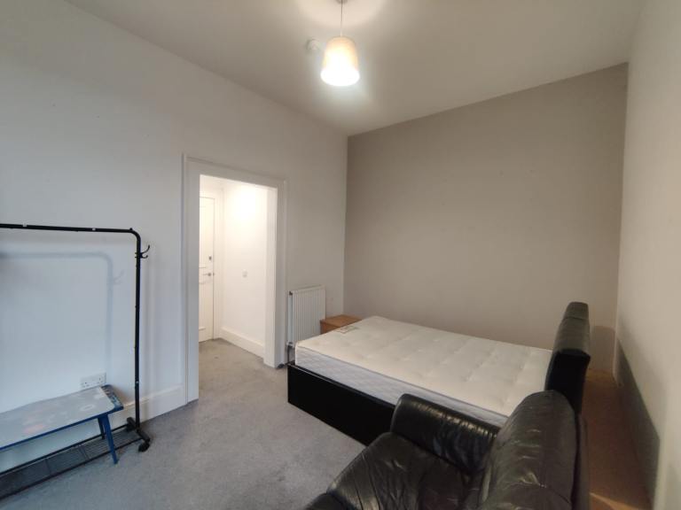 Bright Garden-Facing Room Available – All-Female Student Flat, Newington