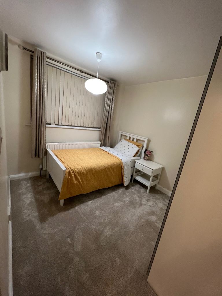 Spacious Room – Ladies Preferred – £500 per Month