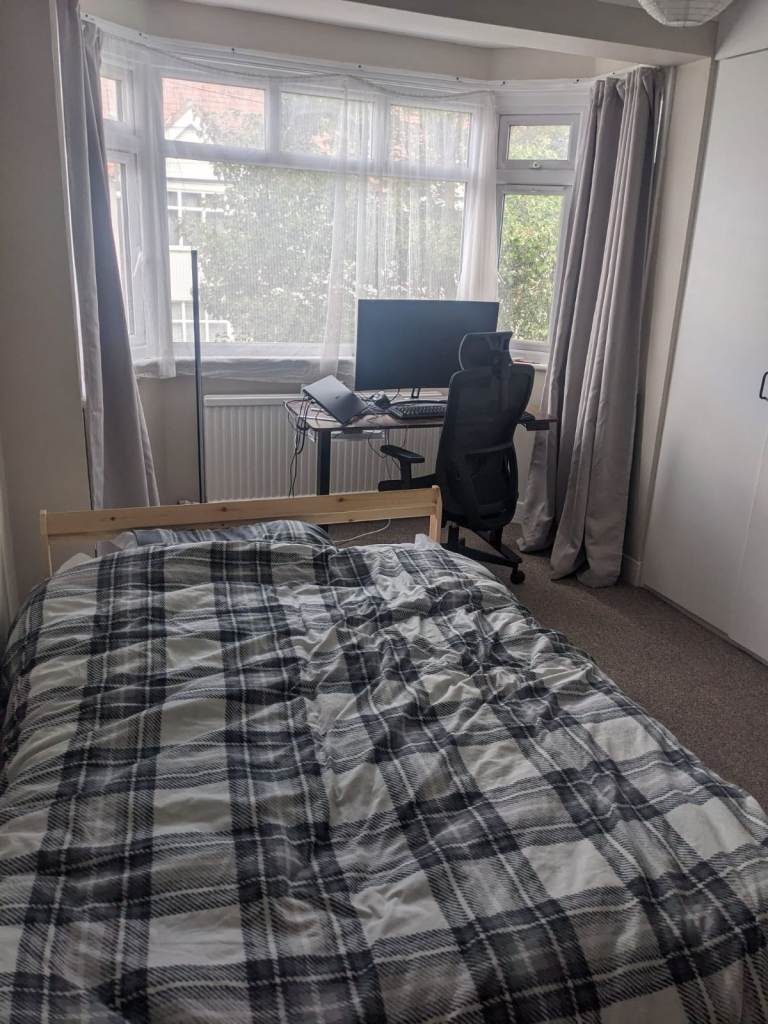 Spacious Double Room House Share N9