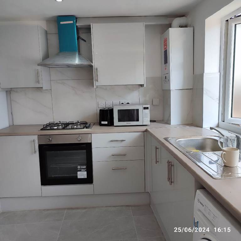 Room in Slough near salt hill park