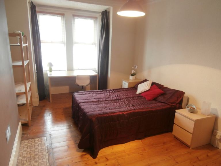 Lovely Large Double in Professional House 5mins from Gateshead Metro - No Deposit