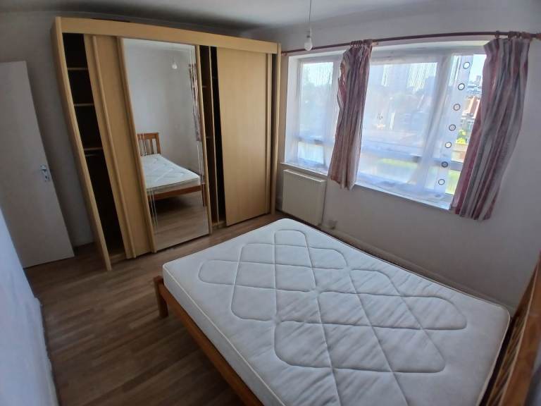 Large Two Double Bedroom Apartment next to East Croydon Station