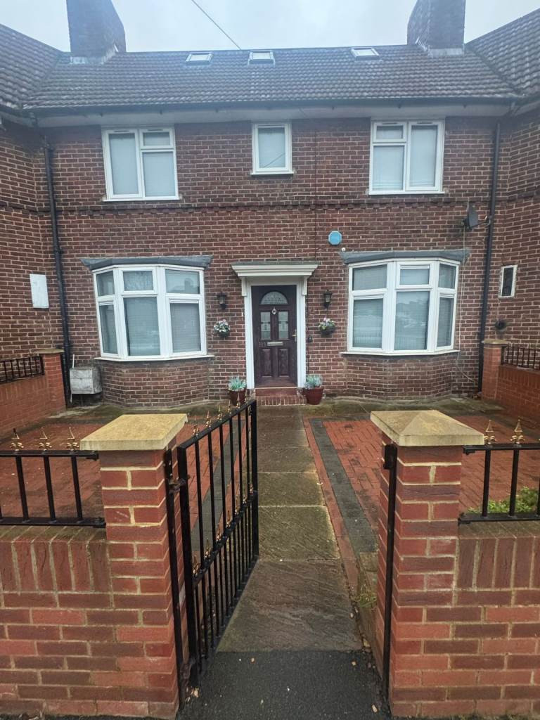 Stunning 6-Bedroom Family Home in RM8