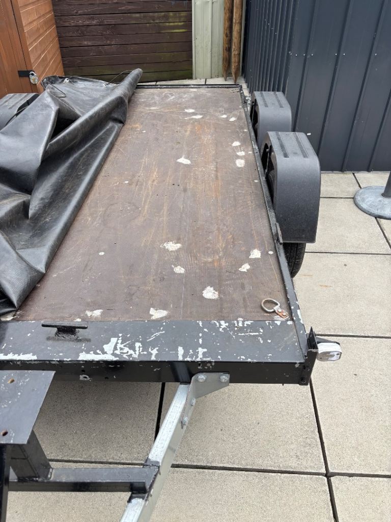 Lightweight twin axle flatbed trailer
