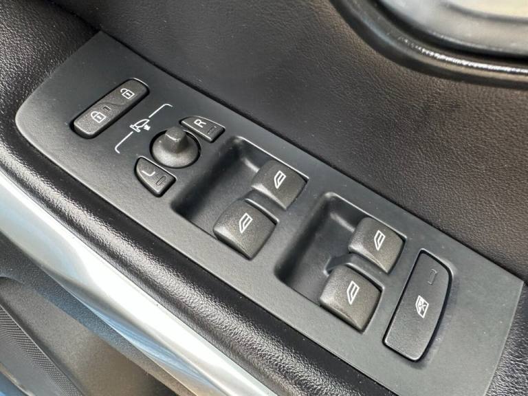 2016 Volvo V40 2.0 D2 R-Design Nav Hatchback 5dr Diesel Manual Euro 6 (s/s) (120 ps) Hatchback Di...