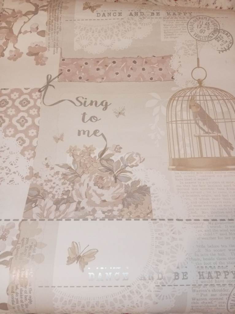 8 rolls of wallpaper £25