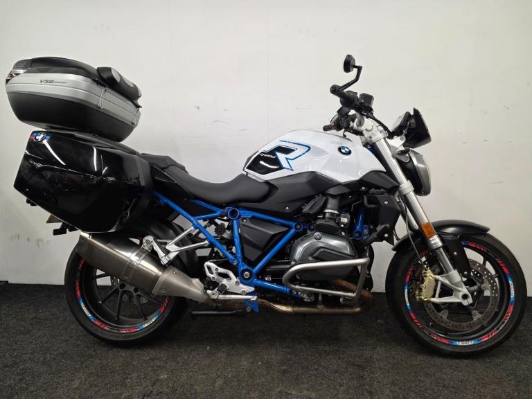 BMW R1200R SPORT ** FULL SERVICE HISTORY - CRASH BARS - MOT JUNE 2027 **